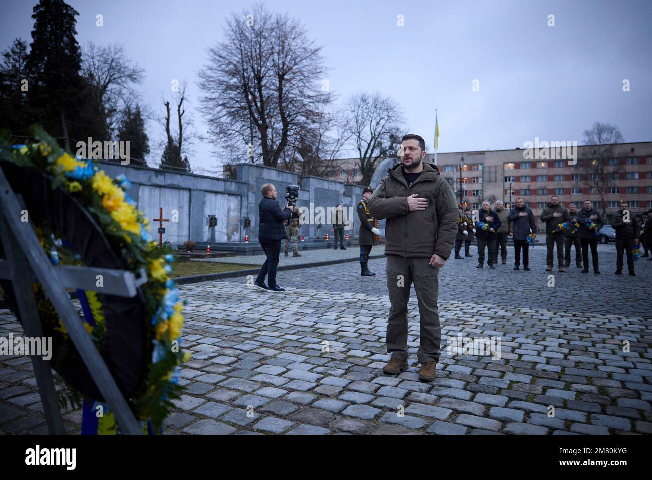 Lemberg, Ukraine. 11. Januar 2023. Ukrainischer Präsident Wolodymyr Zelenskyy, halten Sie während einer Zeremonie eine Schweigeminute ein, um das Andenken an die ukrainischen Soldaten zu ehren, die während der russischen Invasion auf dem Marsfeld auf dem Friedhof Lychakiv am 11. Januar 2023 in Lemberg, Ukraine, getötet wurden. Seit April 2022 werden Soldaten, die während des russisch-ukrainischen Krieges getötet wurden, auf dem historischen Friedhof begraben. Kredit: Pressestelle Des Ukrainischen Präsidenten/Ukrainischer Ratsvorsitz/Alamy Live News Stockfoto