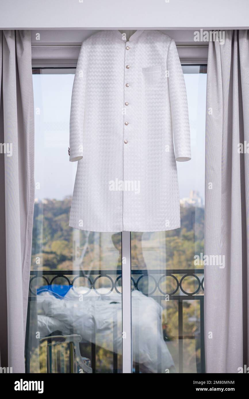 Kenia Hochzeit Bilder Einrichtung Rigs Zubehör Details Essen Hochzeitskleid Kleider Paar Braut Ringe Schuhe draußen drinnen wild Bushepic Stockfoto