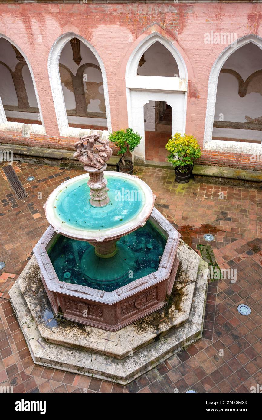 schloss visegrad Museum mit Brunnen und Bögen Stockfoto