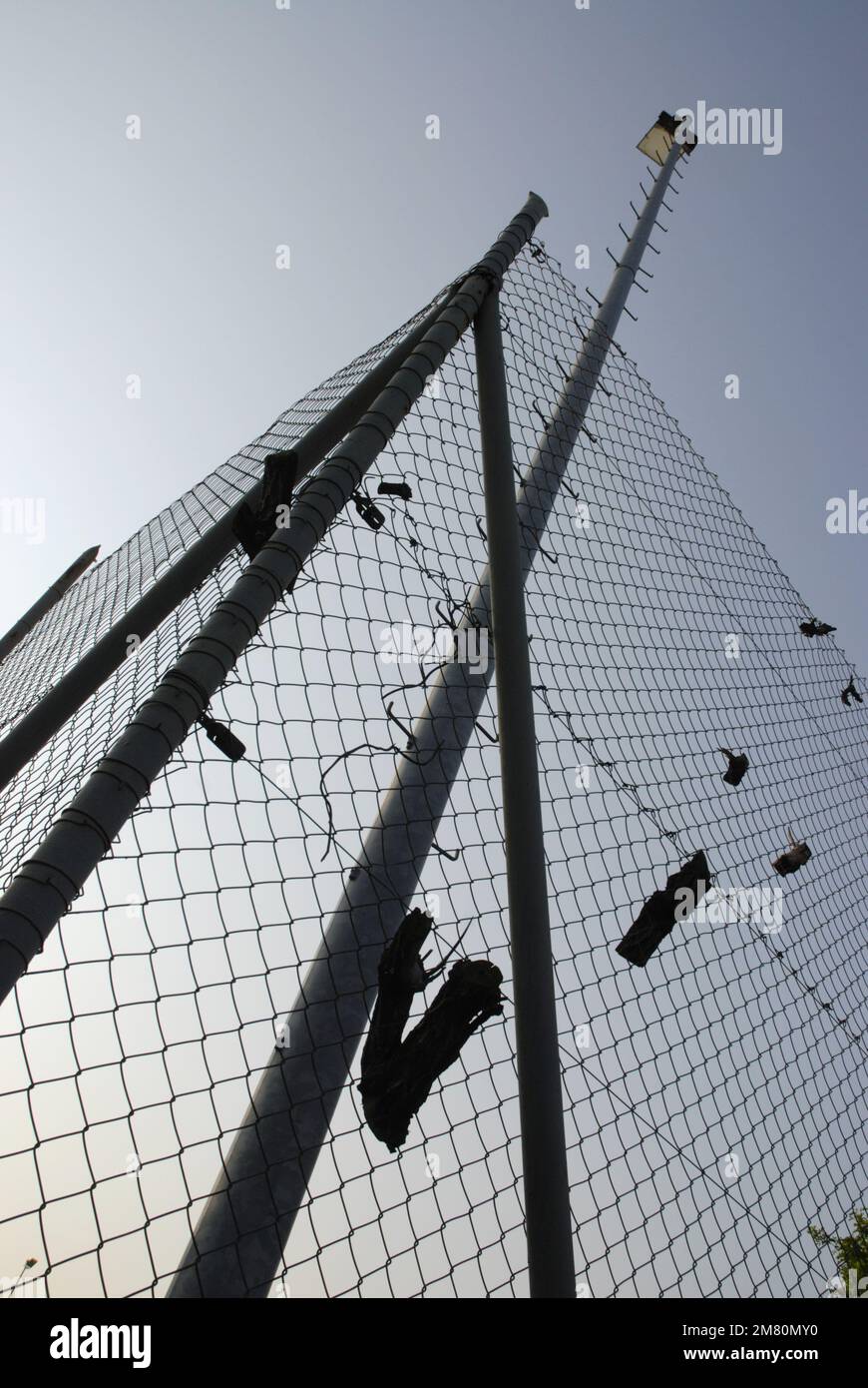 Kettengliederzaun von unten gesehen Stockfoto