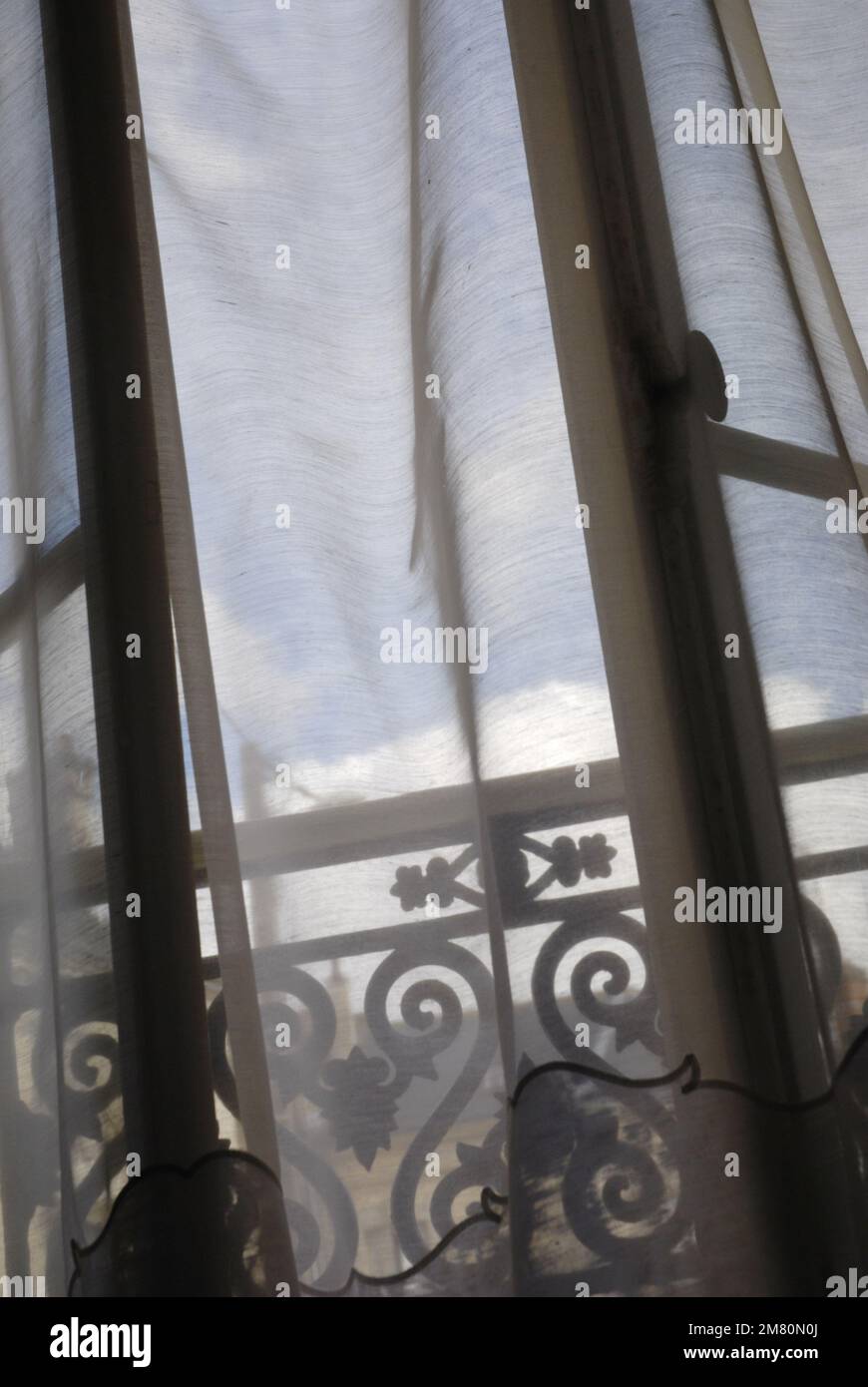 Die historischen Fenster lassen sich zum Lüften öffnen Stockfoto