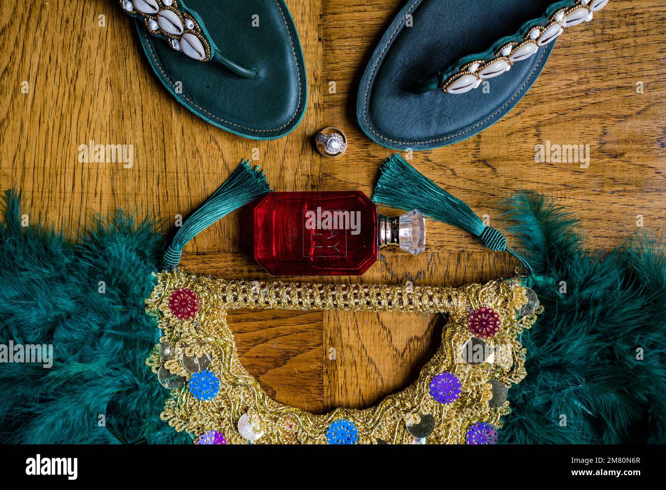 Kenia Hochzeit Bilder Einrichtung Rigs Zubehör Details Essen Hochzeitskleid Kleider Paar Braut Ringe Schuhe draußen drinnen wild Bushepic Stockfoto