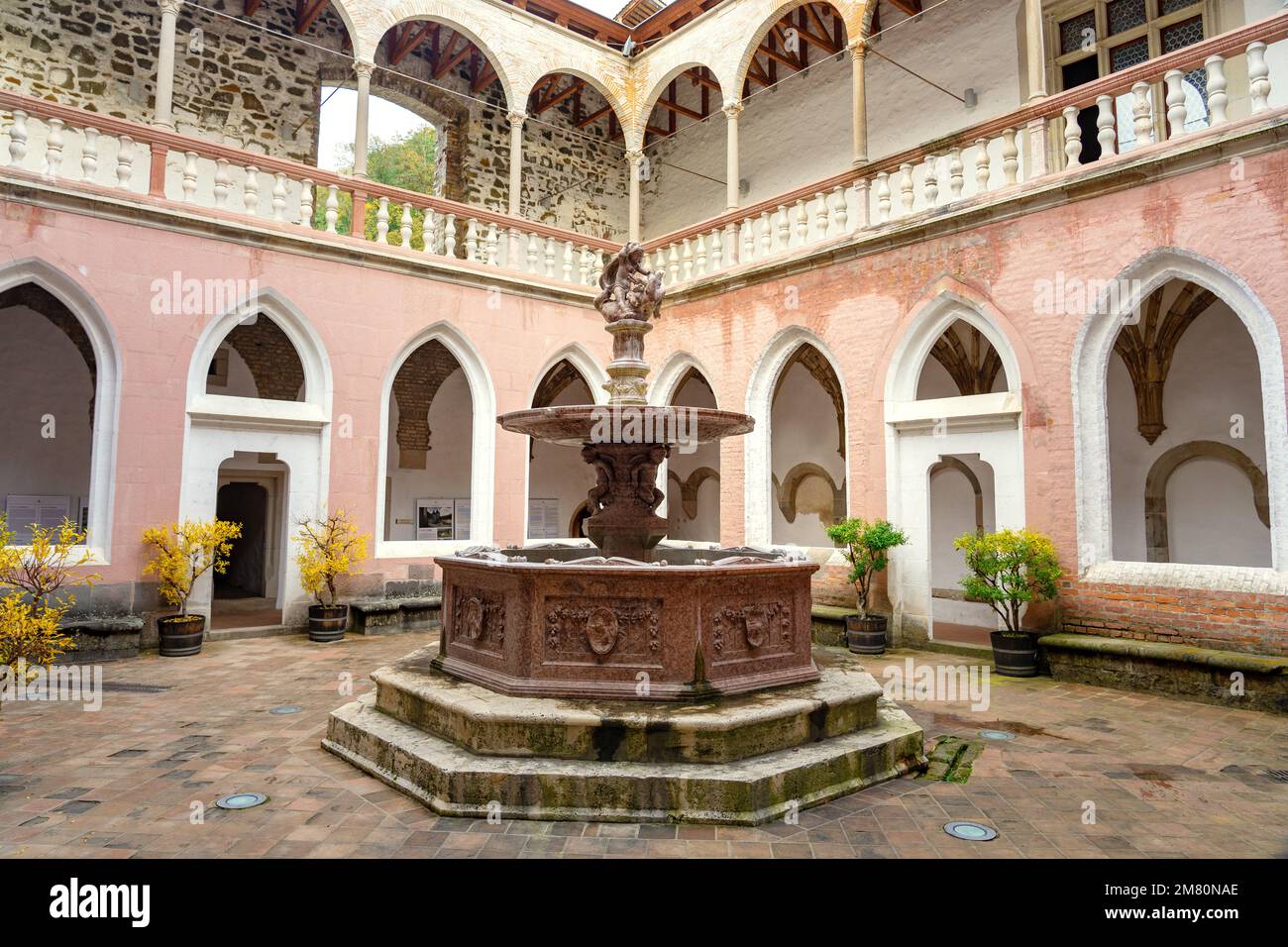 schloss visegrad Museum mit Brunnen und Bögen Stockfoto