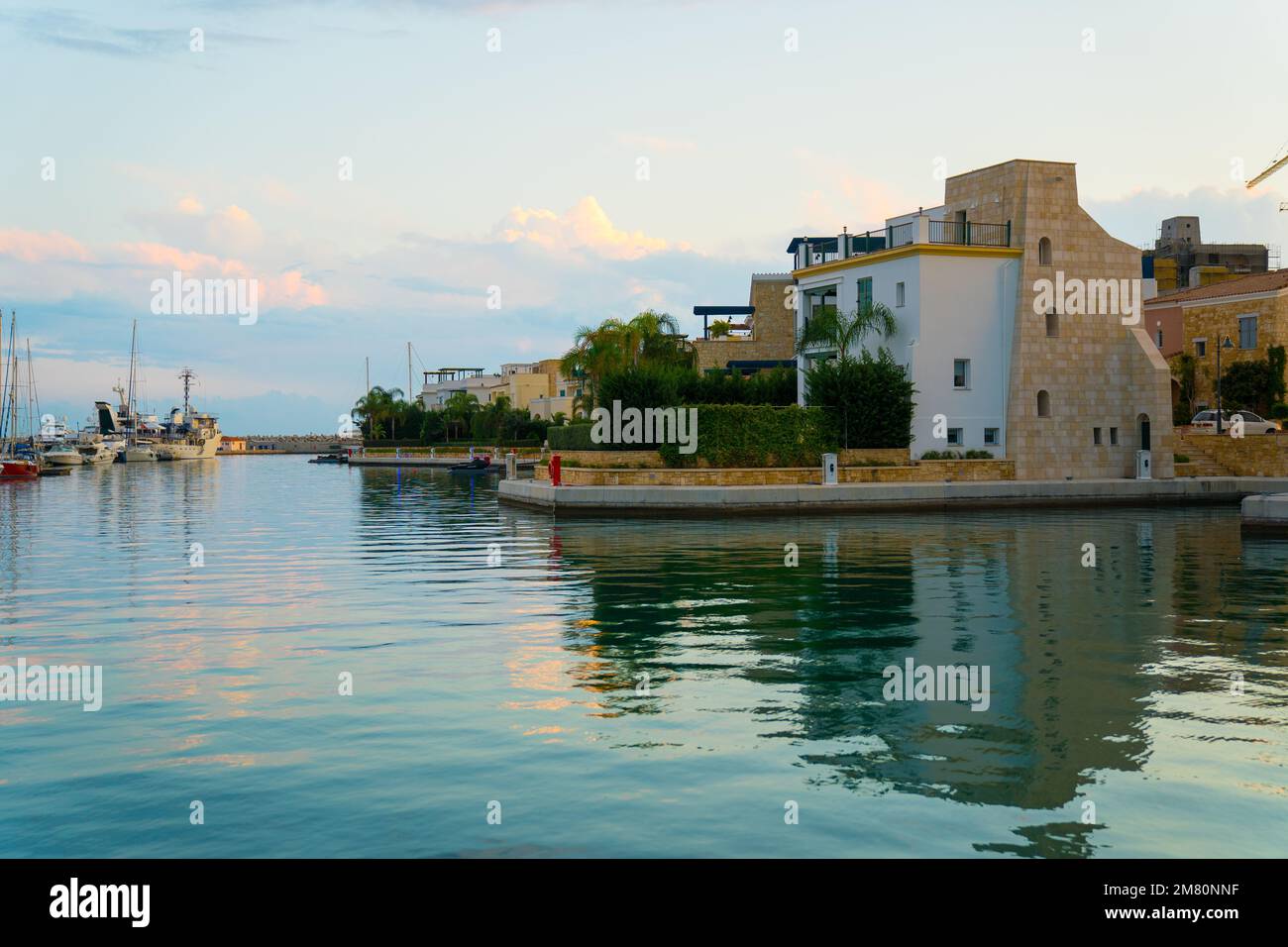 Limassol Marina kombiniert elegante Residenzen, luxuriöse Apartments, exklusive Villen und einen Full-Service-Jachthafen mit einer verführerischen Mischung an Restaurants und Stockfoto