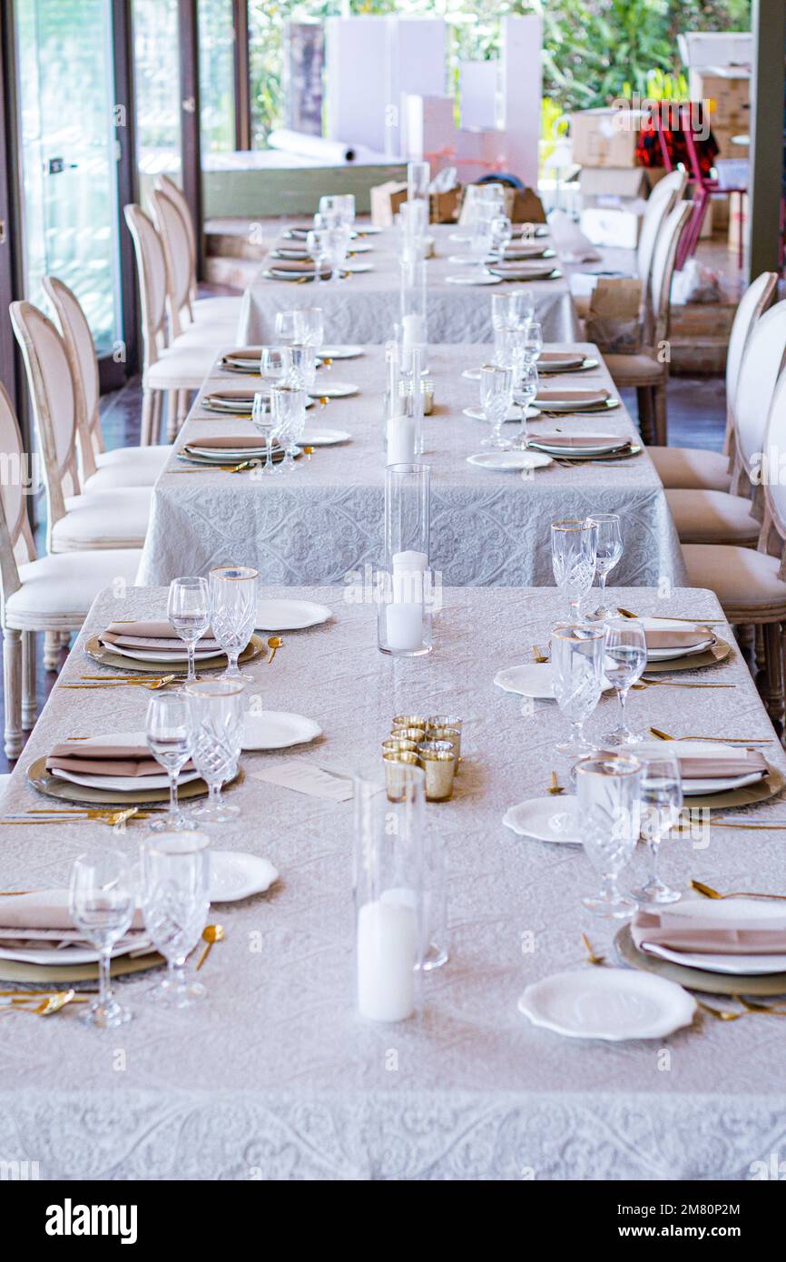 Kenia Hochzeit Bilder Einrichtung Rigs Zubehör Details Essen Hochzeitskleid Kleider Paar Braut Ringe Schuhe draußen drinnen wild Bushepic Stockfoto
