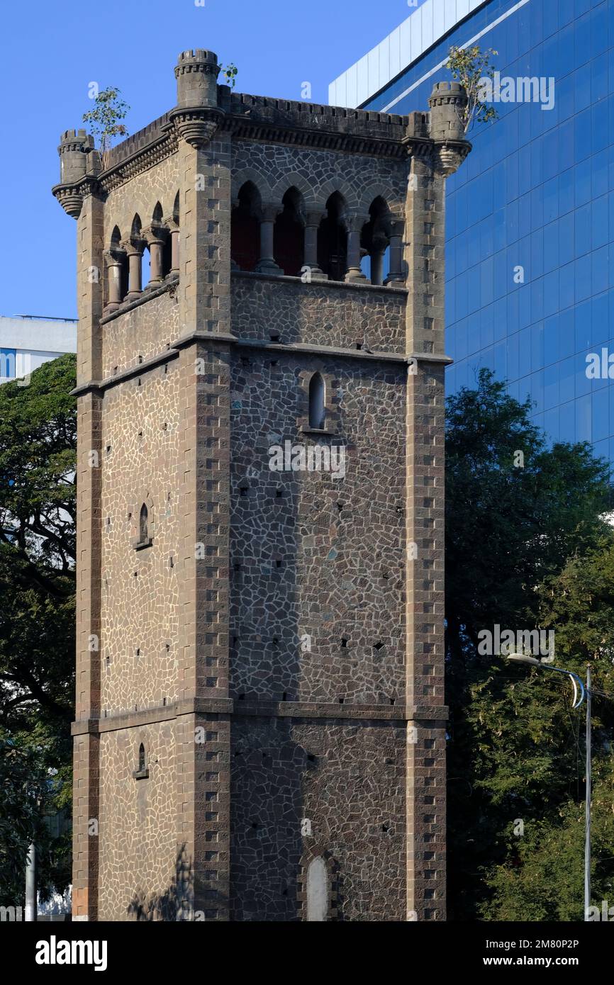 12. Dezember 2022, Altes Bauwerk in Pune, Steingebäude des Heritage Tower an der alten pune-bombay Road, das Bauwerk wurde von den Briten erbaut und ist wahrscheinlich Stockfoto