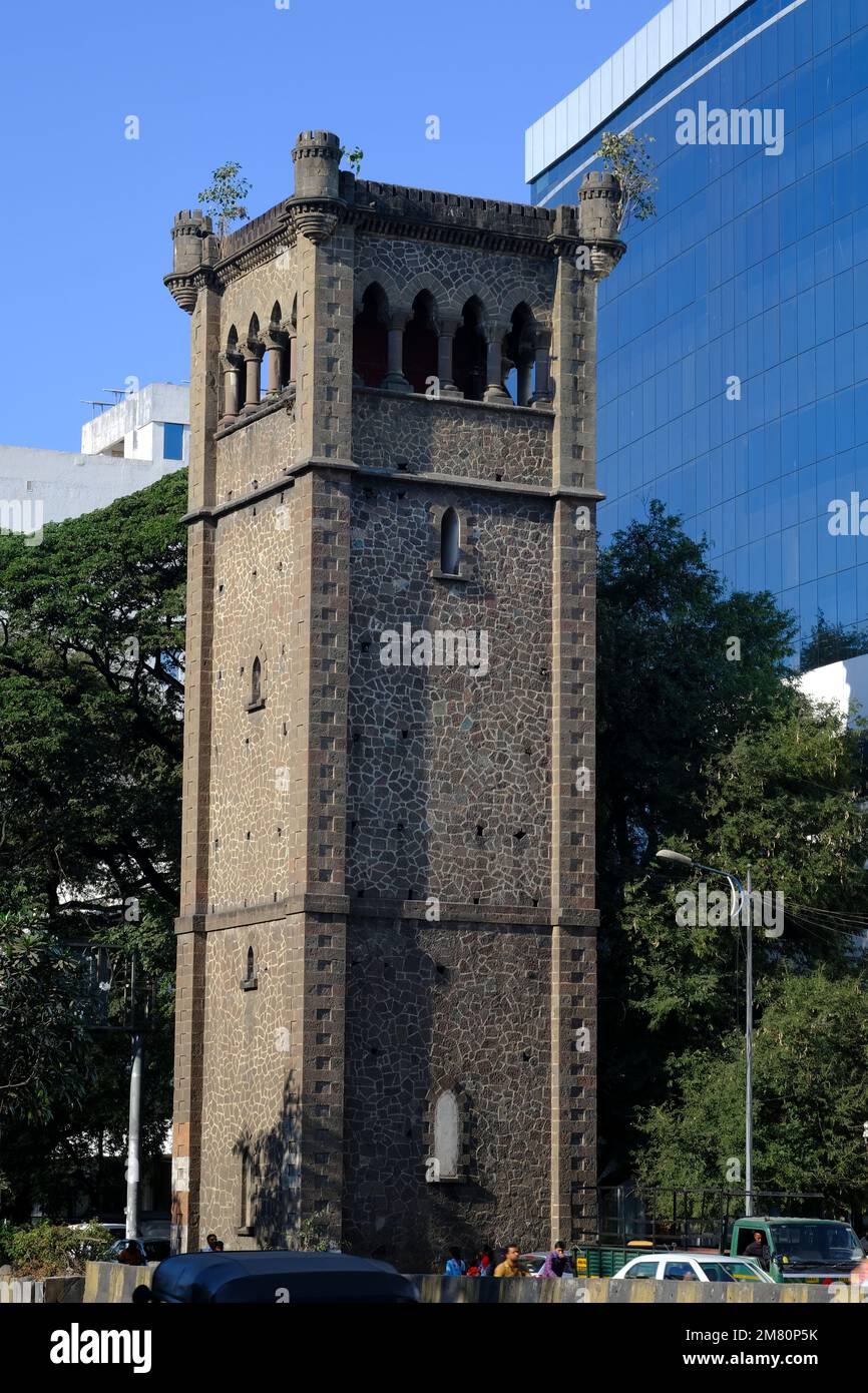 12. Dezember 2022, Altes Bauwerk in Pune, Steingebäude des Heritage Tower an der alten pune-bombay Road, das Bauwerk wurde von den Briten erbaut und ist wahrscheinlich Stockfoto
