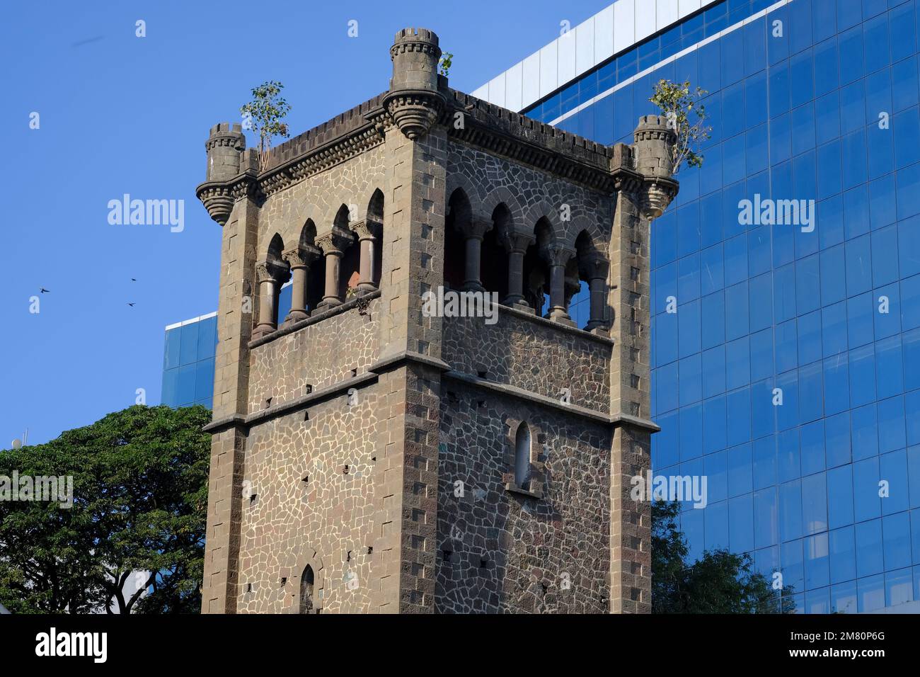 12. Dezember 2022, Altes Bauwerk in Pune, Steingebäude des Heritage Tower an der alten pune-bombay Road, das Bauwerk wurde von den Briten erbaut und ist wahrscheinlich Stockfoto