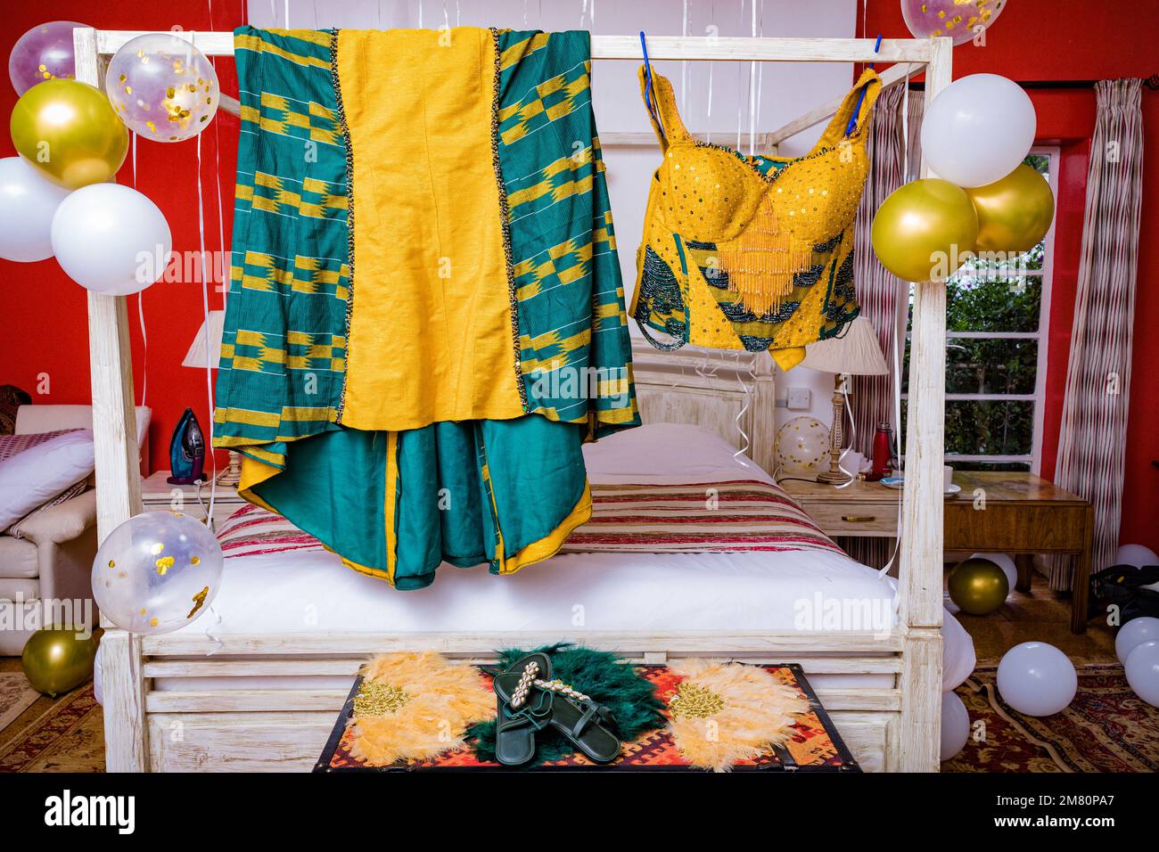 Kenia Hochzeit Bilder Einrichtung Rigs Zubehör Details Essen Hochzeitskleid Kleider Paar Braut Ringe Schuhe draußen drinnen wild Bushepic Stockfoto