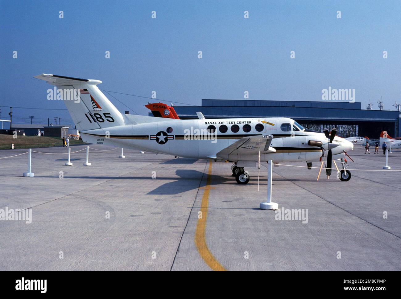 Eine rechte Seitenansicht eines UC-12B-Transportflugzeugs, das auf der Fluglinie geparkt ist, während der Open House Expo '83. Basis: Marineflugstation Patuxent Fluss Bundesstaat: Maryland (MD) Land: Vereinigte Staaten von Amerika (USA) Stockfoto