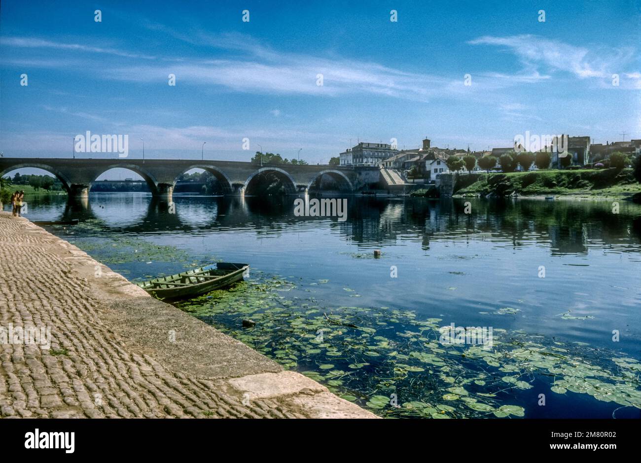 1986 Archivbild der Dordogne und der Vieux Pont in Bergerac in Frankreich. Stockfoto