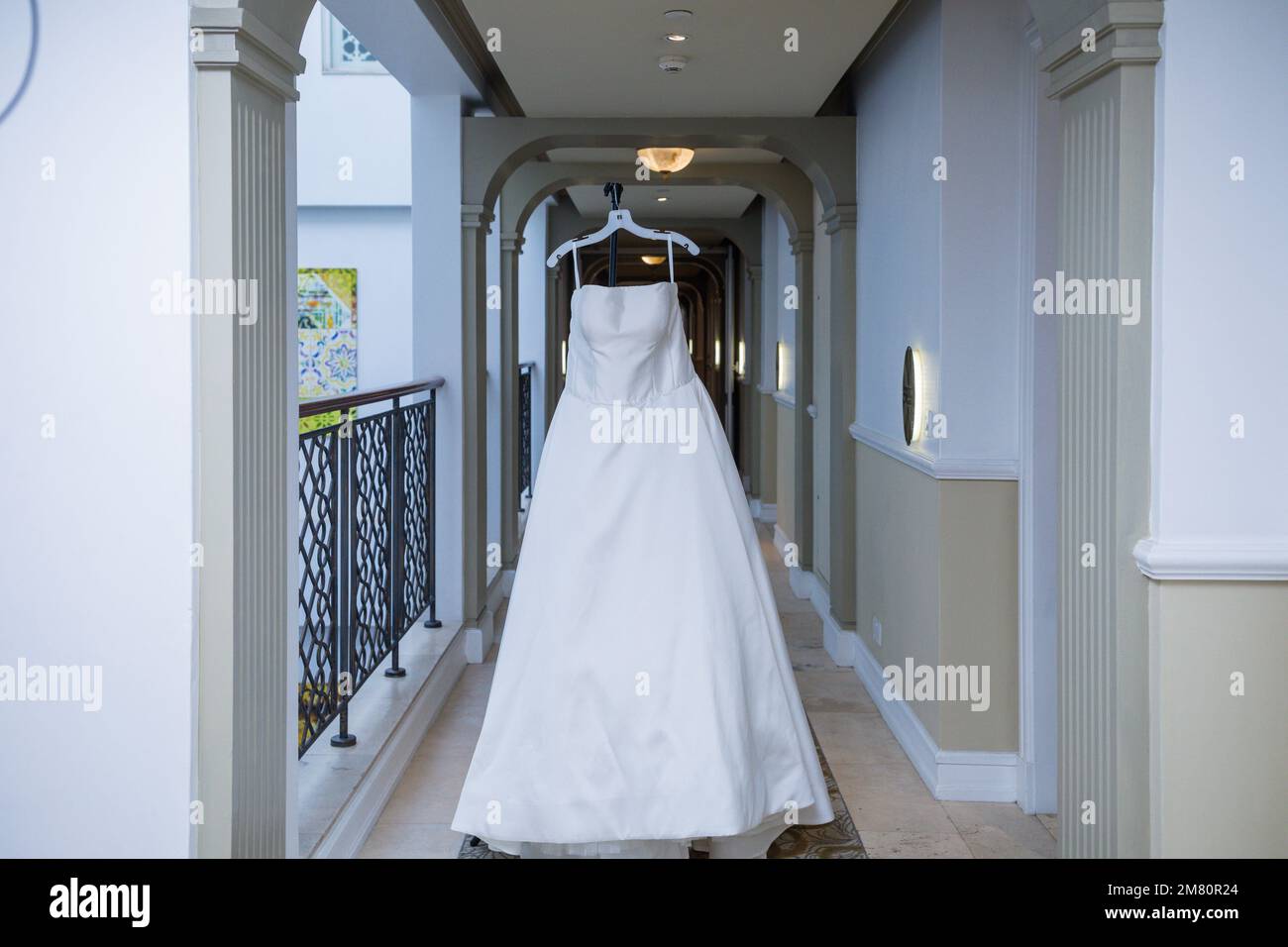 Kenia Hochzeit Bilder Einrichtung Rigs Zubehör Details Essen Hochzeitskleid Kleider Paar Braut Ringe Schuhe draußen drinnen wild Bushepic Stockfoto