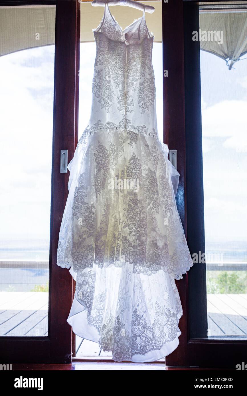 Kenia Hochzeit Bilder Einrichtung Rigs Zubehör Details Essen Hochzeitskleid Kleider Paar Braut Ringe Schuhe draußen drinnen wild Bushepic Stockfoto