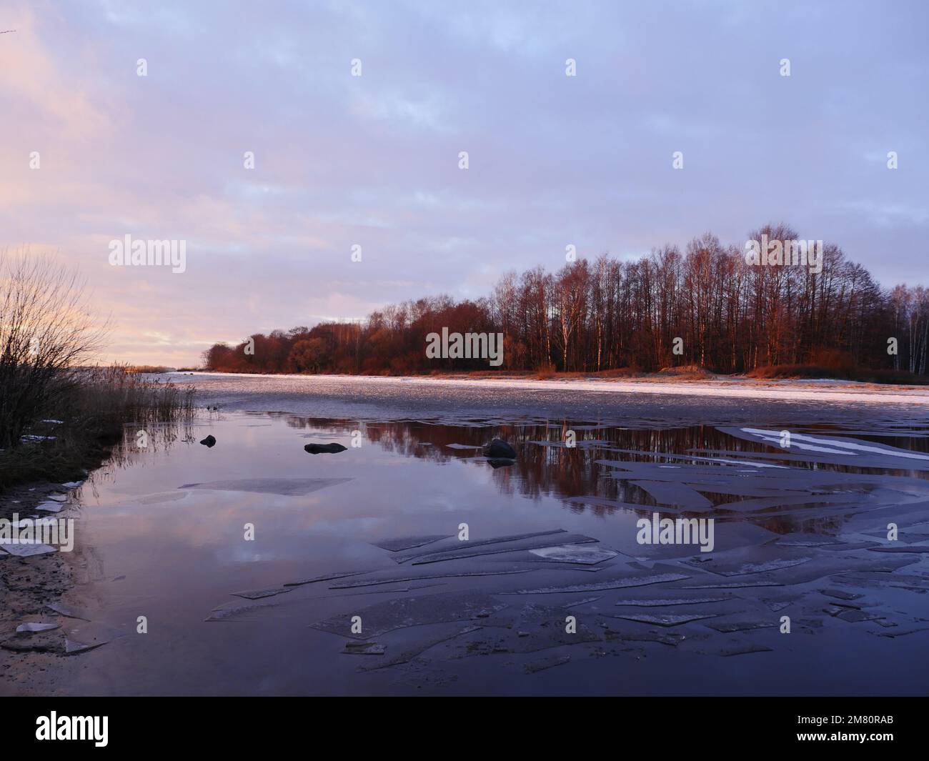 Flusseis abendliche Winterlandschaft, goldene Stunde Stockfoto