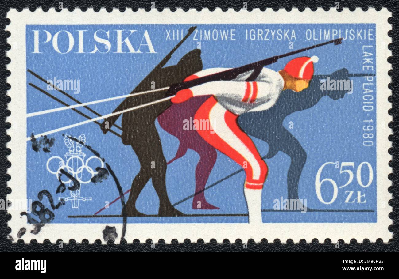 Der in Polen gedruckte Stempel zeigt den Wettbewerb von Biathlon, XIII. Olympische Winterspiele in Lake Placid, 1980 Stockfoto