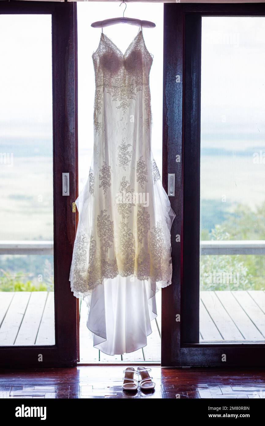 Kenia Hochzeit Bilder Einrichtung Rigs Zubehör Details Essen Hochzeitskleid Kleider Paar Braut Ringe Schuhe draußen drinnen wild Bushepic Stockfoto