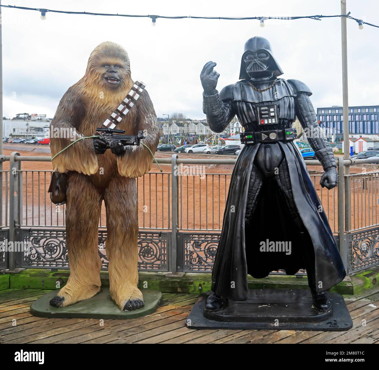 Darth Vader und Chewbacca Star Wars sind lebensgroße Figuren am Paignton Pier, Devon