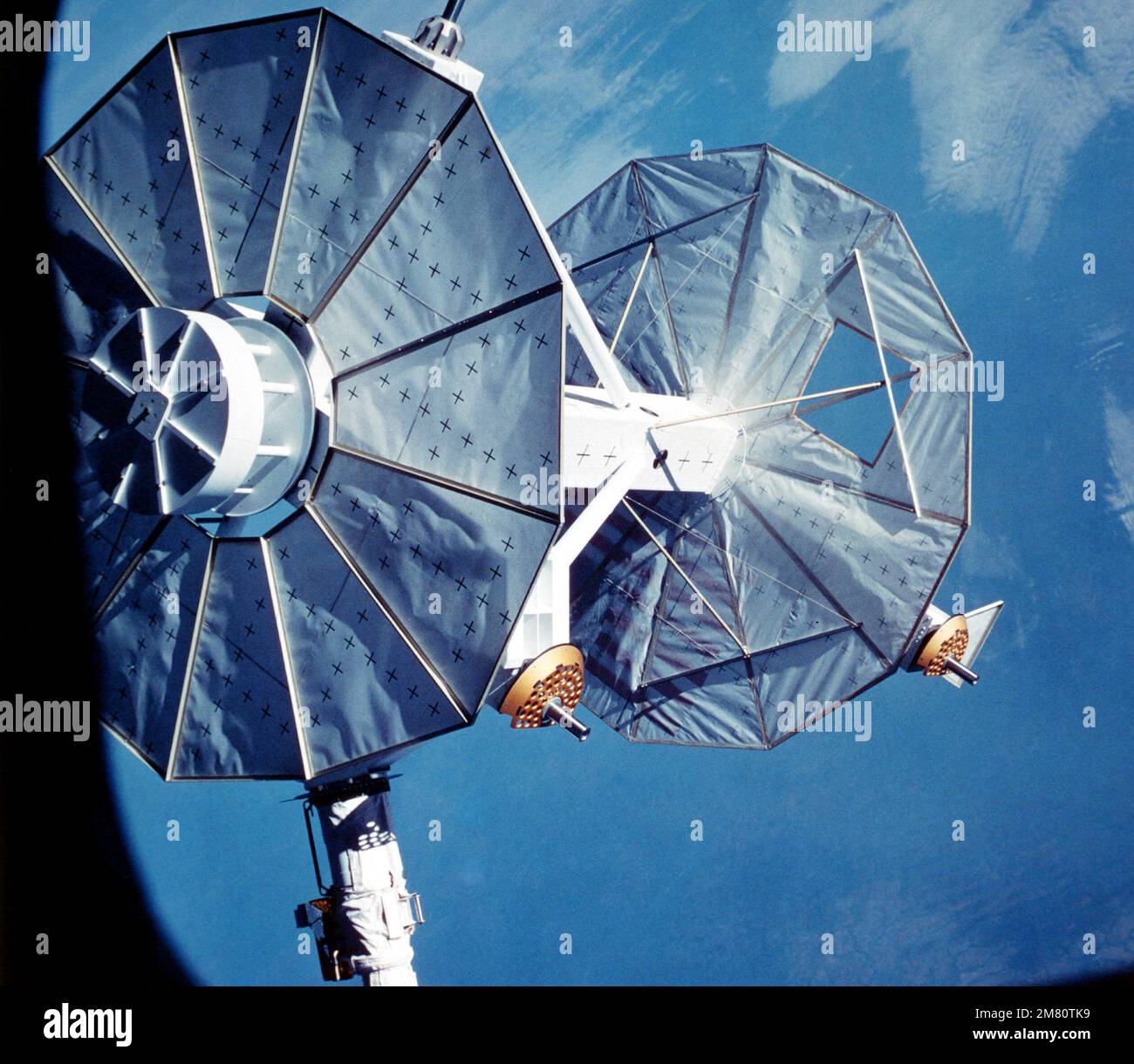 Ein Blick auf den PFTA-Artikel (Payload Flight Test Article) des Space Shuttle Orbiter Challenger (STS-8), nachdem er vom Remote Manipulator System (RMS) aus dem Frachtraum gehoben wurde. Land: Unbekannt Stockfoto