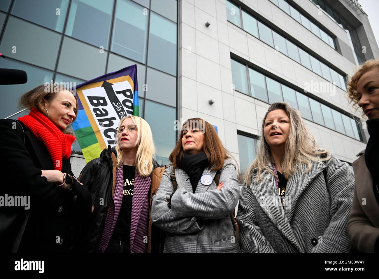 Justyna Wydrzynska (c) wird vor dem PragaBezirksgericht vor ihrem