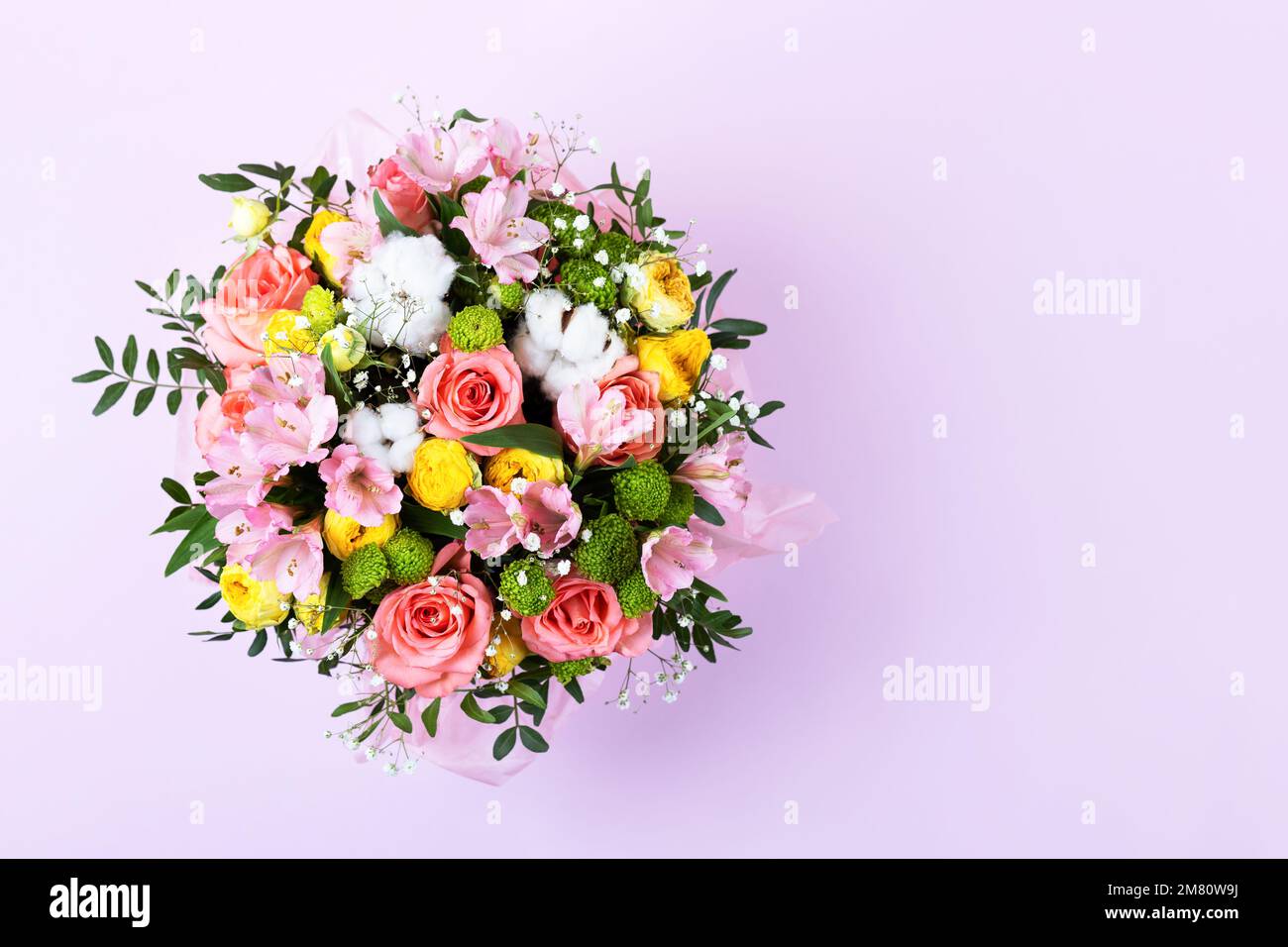 Strauß aus rosa, gelben Rosen und violetten Blüten Alstroemeria auf lila Hintergrund. Geburtstagskarte, Valentinstag, Muttertag Stockfoto