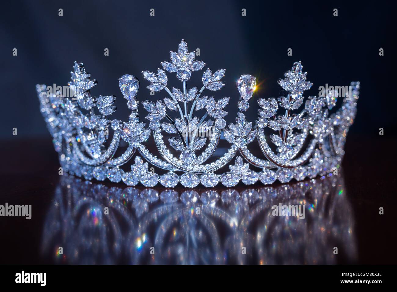 Kenia Hochzeit Bilder Einrichtung Rigs Zubehör Details Essen Hochzeitskleid Kleider Paar Braut Ringe Schuhe draußen drinnen wild Bushepic Stockfoto