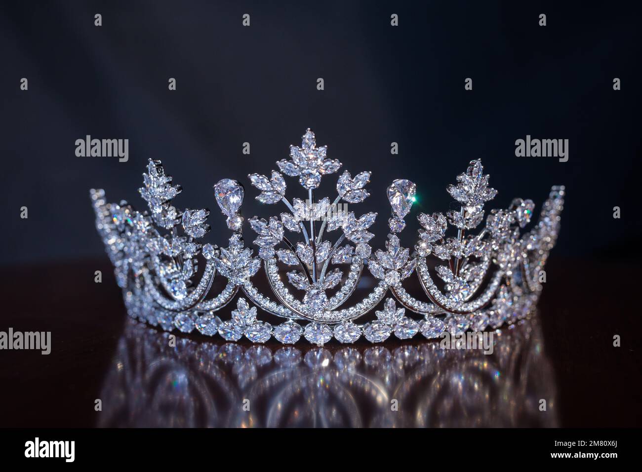 Kenia Hochzeit Bilder Einrichtung Rigs Zubehör Details Essen Hochzeitskleid Kleider Paar Braut Ringe Schuhe draußen drinnen wild Bushepic Stockfoto