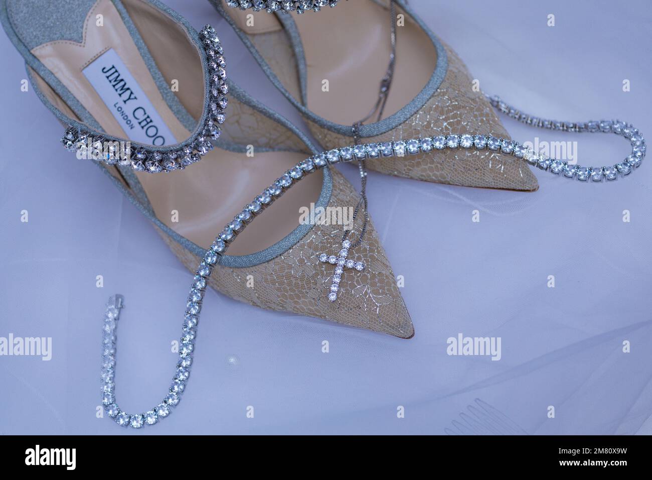 Kenia Hochzeit Bilder Einrichtung Rigs Zubehör Details Essen Hochzeitskleid Kleider Paar Braut Ringe Schuhe draußen drinnen wild Bushepic Stockfoto