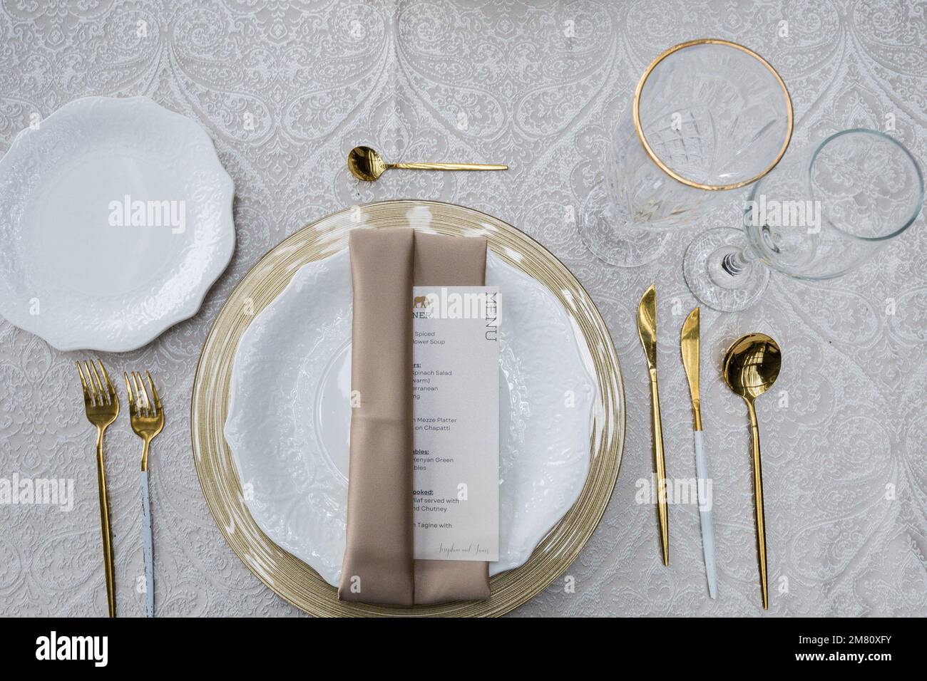 Kenia Hochzeit Bilder Einrichtung Rigs Zubehör Details Essen Hochzeitskleid Kleider Paar Braut Ringe Schuhe draußen drinnen wild Bushepic Stockfoto