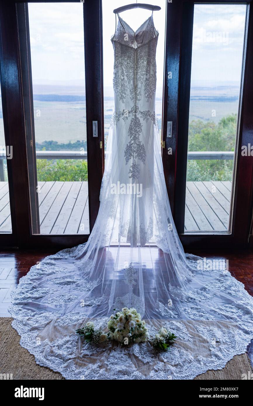 Kenia Hochzeit Bilder Einrichtung Rigs Zubehör Details Essen Hochzeitskleid Kleider Paar Braut Ringe Schuhe draußen drinnen wild Bushepic Stockfoto
