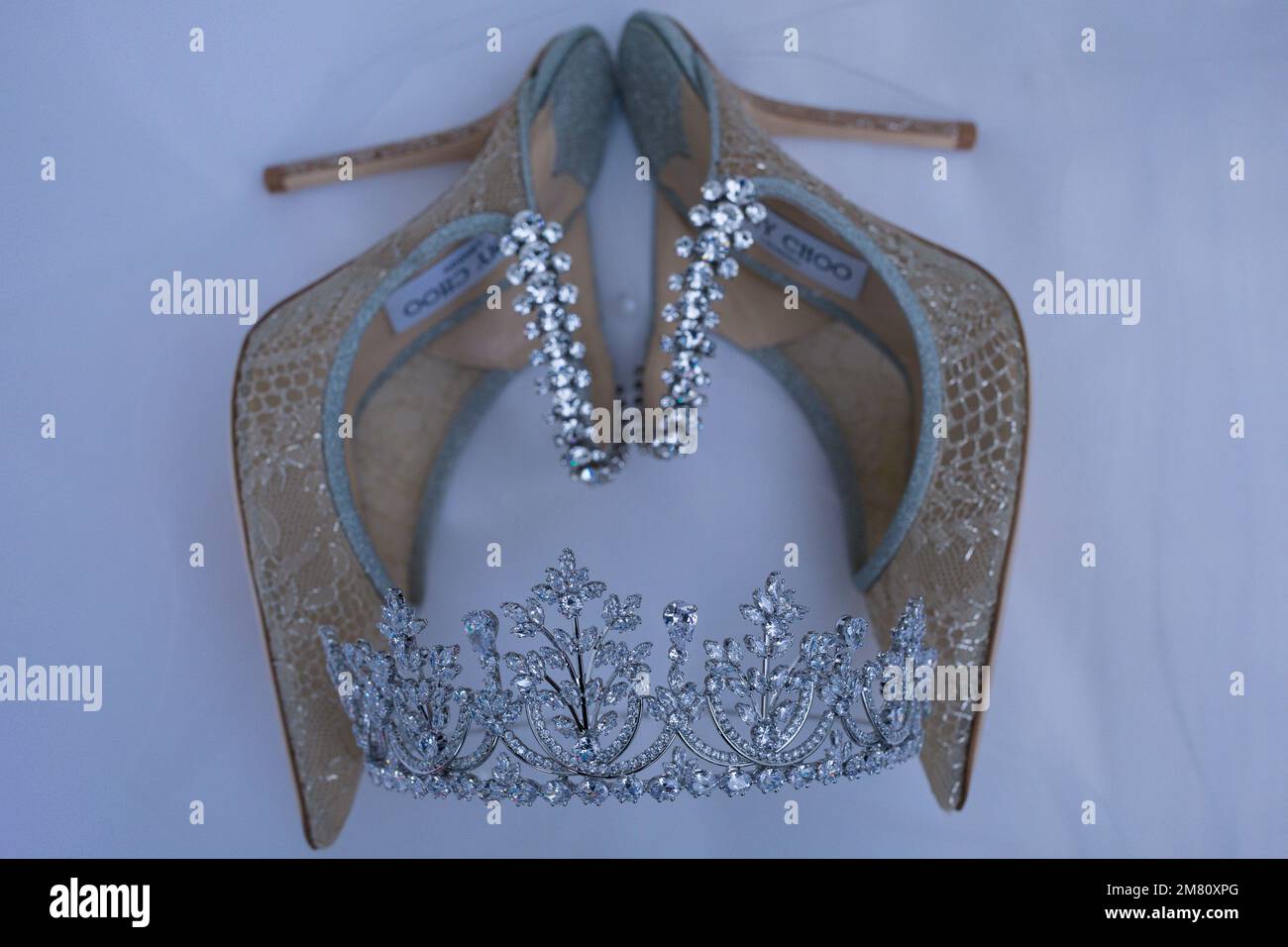 Kenia Hochzeit Bilder Einrichtung Rigs Zubehör Details Essen Hochzeitskleid Kleider Paar Braut Ringe Schuhe draußen drinnen wild Bushepic Stockfoto