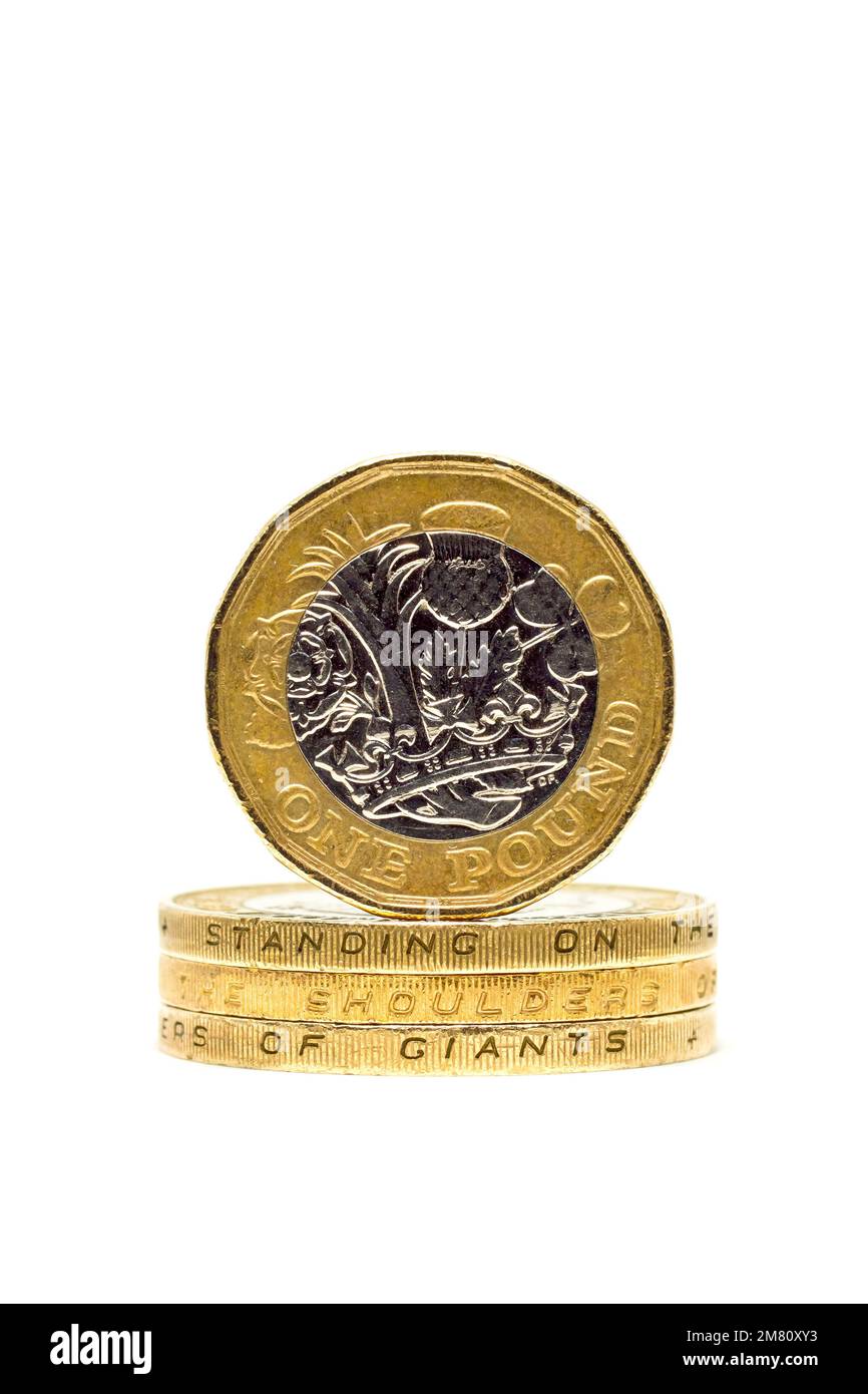 Nahaufnahme einer £1-Pfund-Münze, die auf £2-Pfund-Münzen liegt und das Motto der Bank of England zeigt: „Stehend on the Shoulders of Giants“. Stockfoto