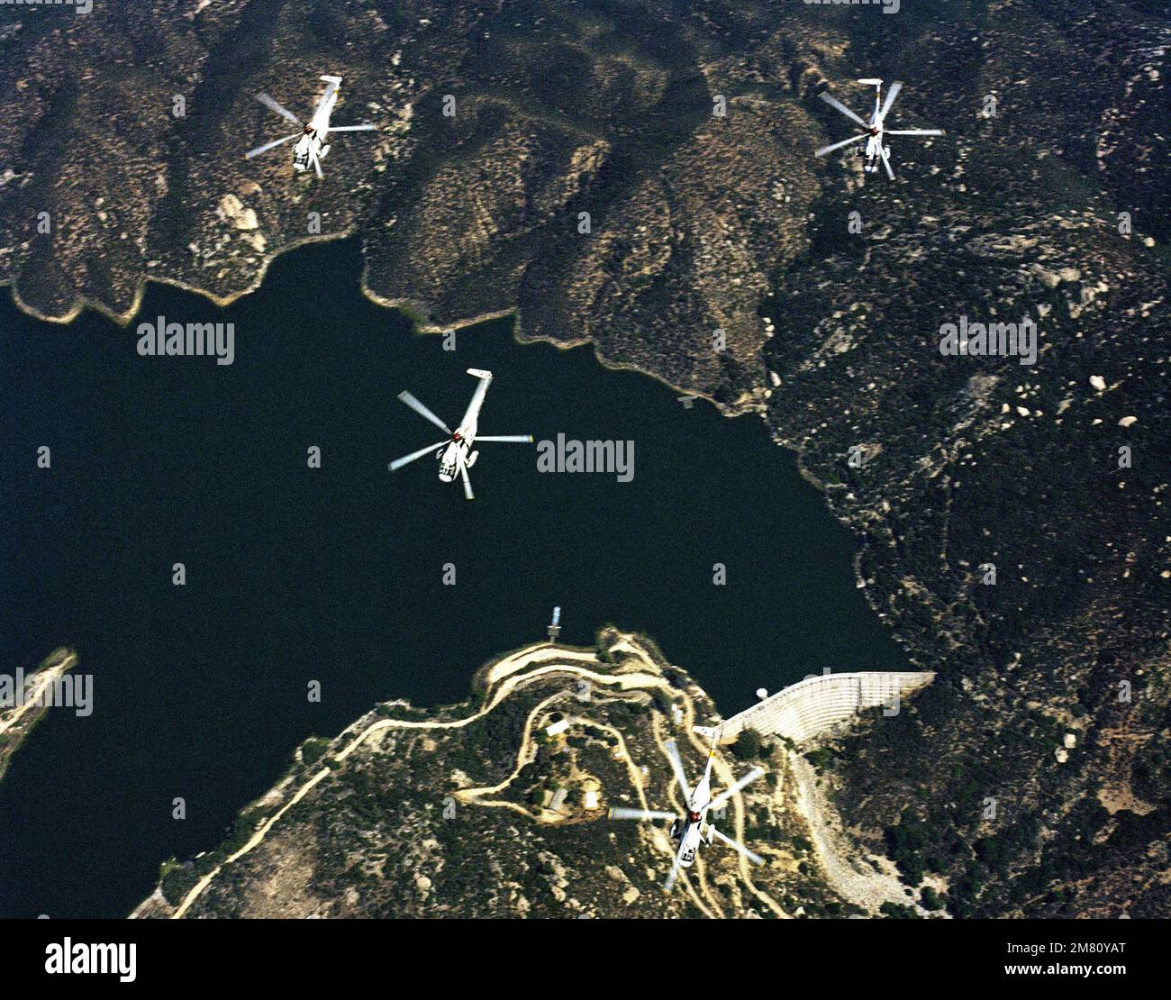 Luft-Luft-Vertikalansicht von vier SH-3 Sea King Hubschraubern von Helicopter Anti-U-Boot Squadron 12 (HS-12). Land: Unbekannt Stockfoto