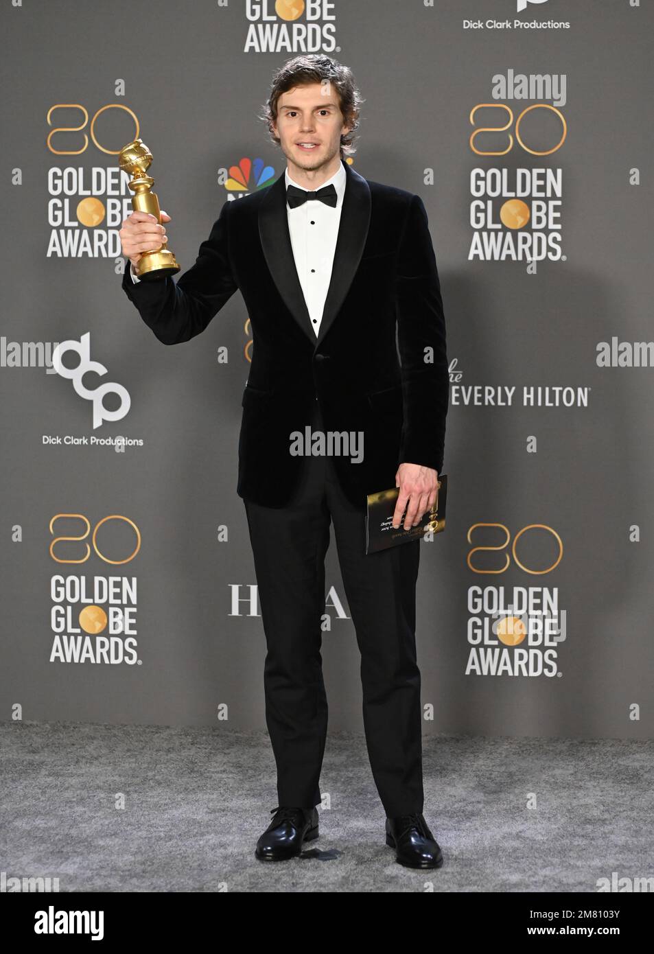 Los Angeles, USA. 10. Januar 2023. Evan Peters, bester Schauspieler in einer Limited Series oder TV Movie, Monster: The Jeffrey Dahmer Story im Pressesaal bei den Golden Globe Awards 80. im Beverly Hilton Hotel. Kredit: Paul Smith/Alamy Live News Stockfoto