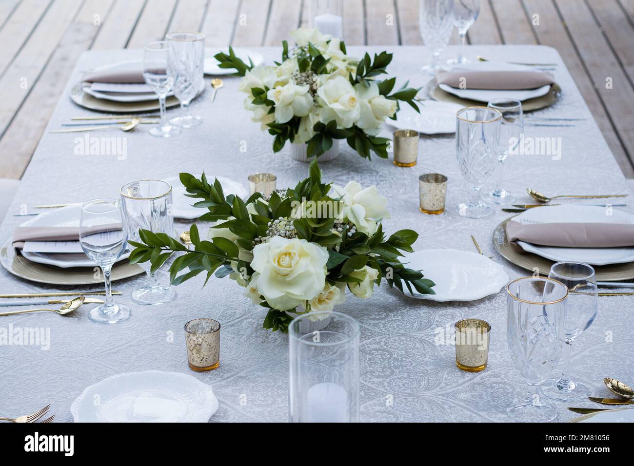 Kenia Hochzeit Bilder Einrichtung Rigs Zubehör Details Essen Hochzeitskleid Kleider Paar Braut Ringe Schuhe draußen drinnen wild Bushepic Stockfoto