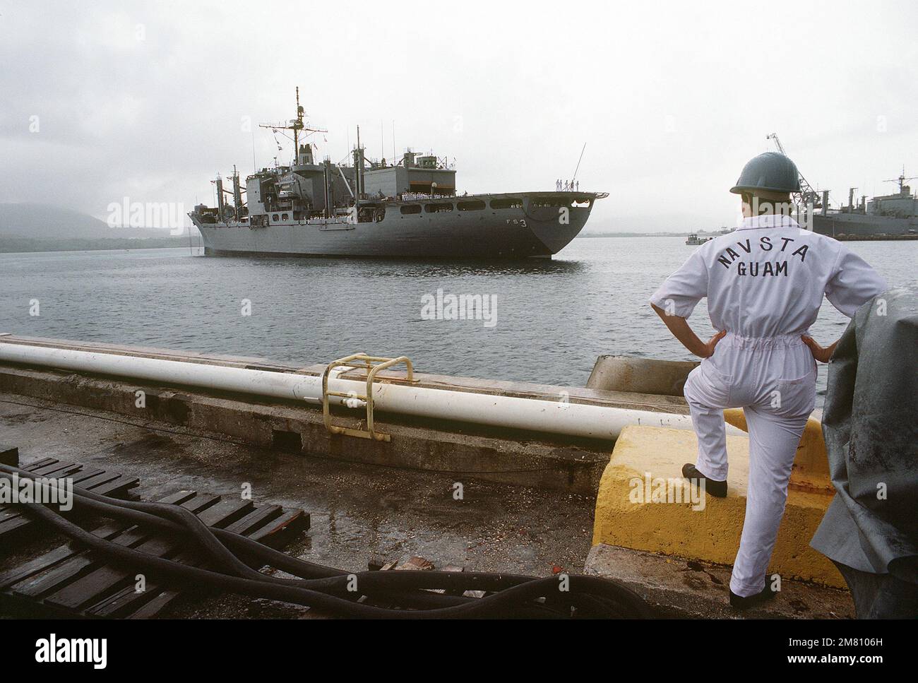 Blick auf das Hafenviertel des Kampfladenschiffs USS NIAGARA FALLS (AFS 3), das an der Marinestation Guam ankommt. Basis: APRA-Hafenstaat: Guam (GU) Land: Nördliche Marianen (MNP) Stockfoto