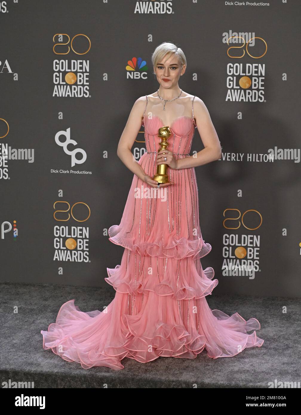 Los Angeles, USA. 10. Januar 2023. Julia Garner, beste Begleitdarstellerin einer TV-Serie, Ozark, im Pressesaal der Golden Globe Awards 80. im Beverly Hilton Hotel. Kredit: Paul Smith/Alamy Live News Stockfoto