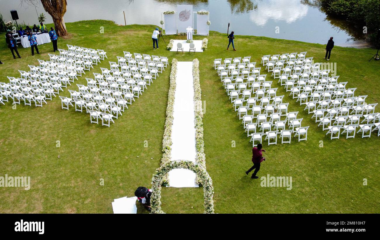 Kenia Hochzeit Bilder Einrichtung Rigs Zubehör Details Essen Hochzeitskleid Kleider Paar Braut Ringe Schuhe draußen drinnen wild Bushepic Stockfoto