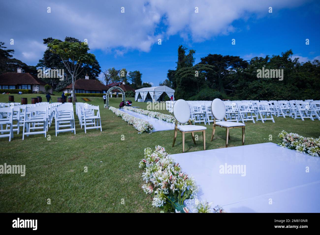 Kenia Hochzeit Bilder Einrichtung Rigs Zubehör Details Essen Hochzeitskleid Kleider Paar Braut Ringe Schuhe draußen drinnen wild Bushepic Stockfoto
