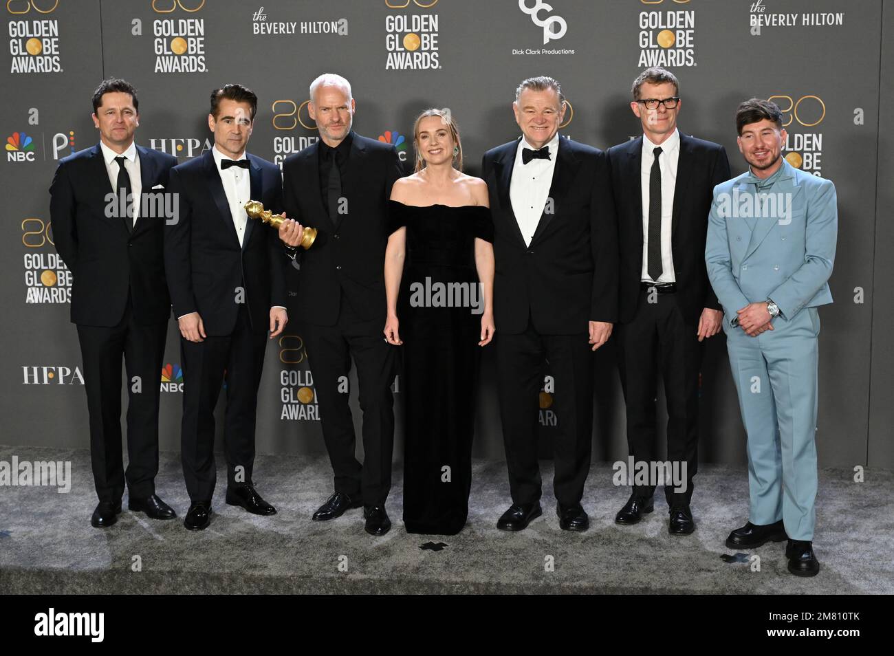 Los Angeles, USA. 10. Januar 2023. Peter Czernin, Colin Farrell, Martin McDonagh, Kerry Condon, Brendan Gleeson, Graham Broadbent & Barry Keoghan, die Banshees von Inisherin im Pressesaal der Golden Globe Awards 80. im Beverly Hilton Hotel. Kredit: Paul Smith/Alamy Live News Stockfoto