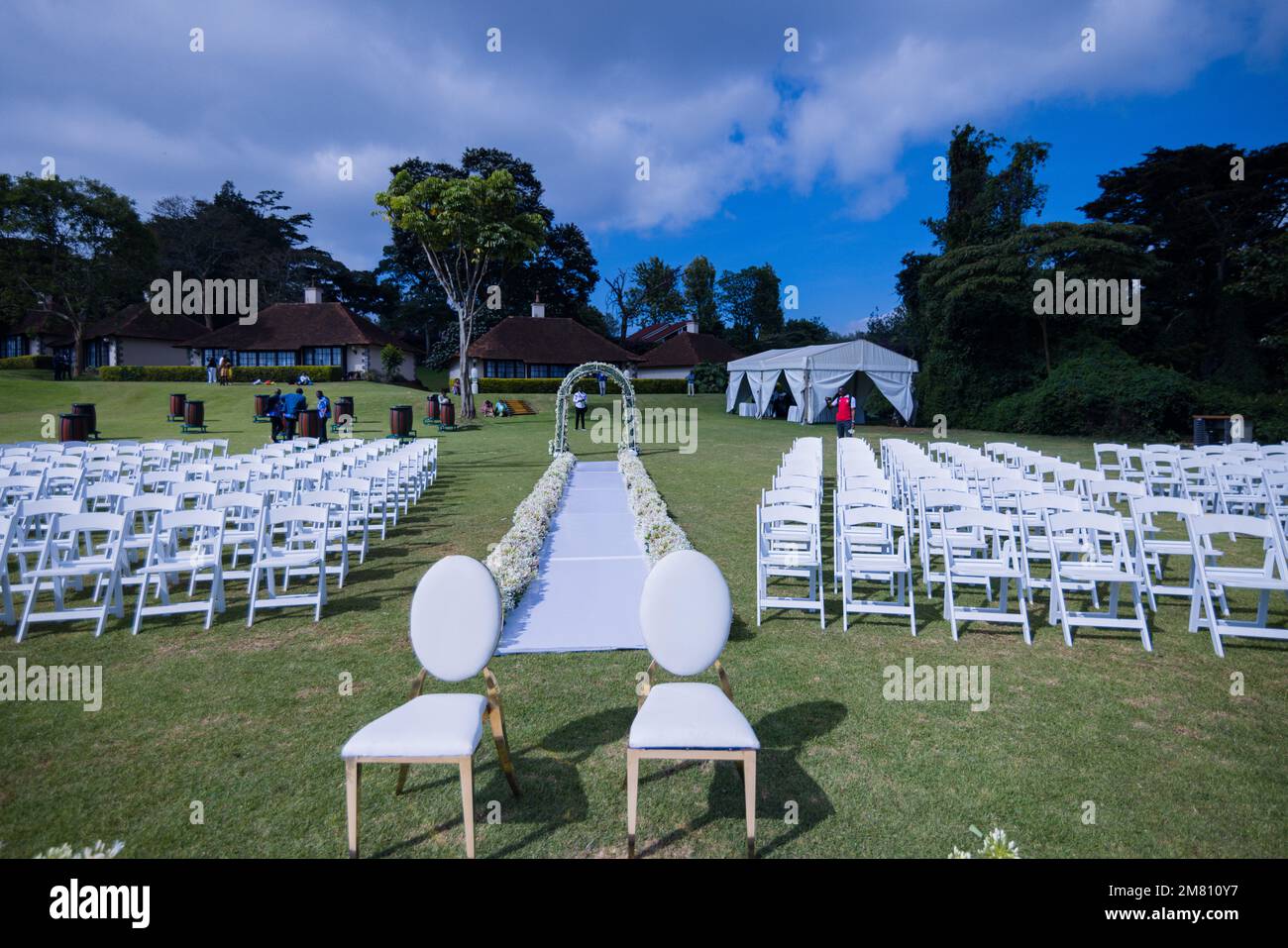 Kenia Hochzeit Bilder Einrichtung Rigs Zubehör Details Essen Hochzeitskleid Kleider Paar Braut Ringe Schuhe draußen drinnen wild Bushepic Stockfoto