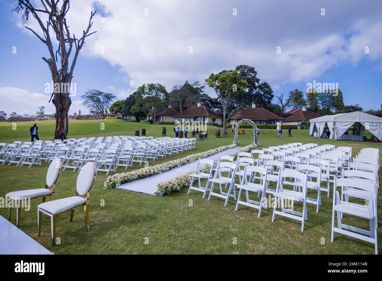 Kenia Hochzeit Bilder Einrichtung Rigs Zubehör Details Essen Hochzeitskleid Kleider Paar Braut Ringe Schuhe draußen drinnen wild Bushepic Stockfoto