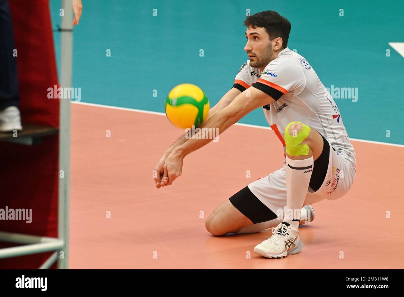 Karlsbad, Tschechische Republik. 11. Januar 2023. Lukasz Wiese of Vary in Aktion während der Männer Volleyball Champions League, 5. Runde, Gruppe D, Spiel VK Karlovarsko - Grupa Azoty Kedzierzyn - Kozle, in Karlovy Vary, Tschechische Republik, am 11. Januar 2023. Kredit: Slavomir Kubes/CTK Photo/Alamy Live News Stockfoto