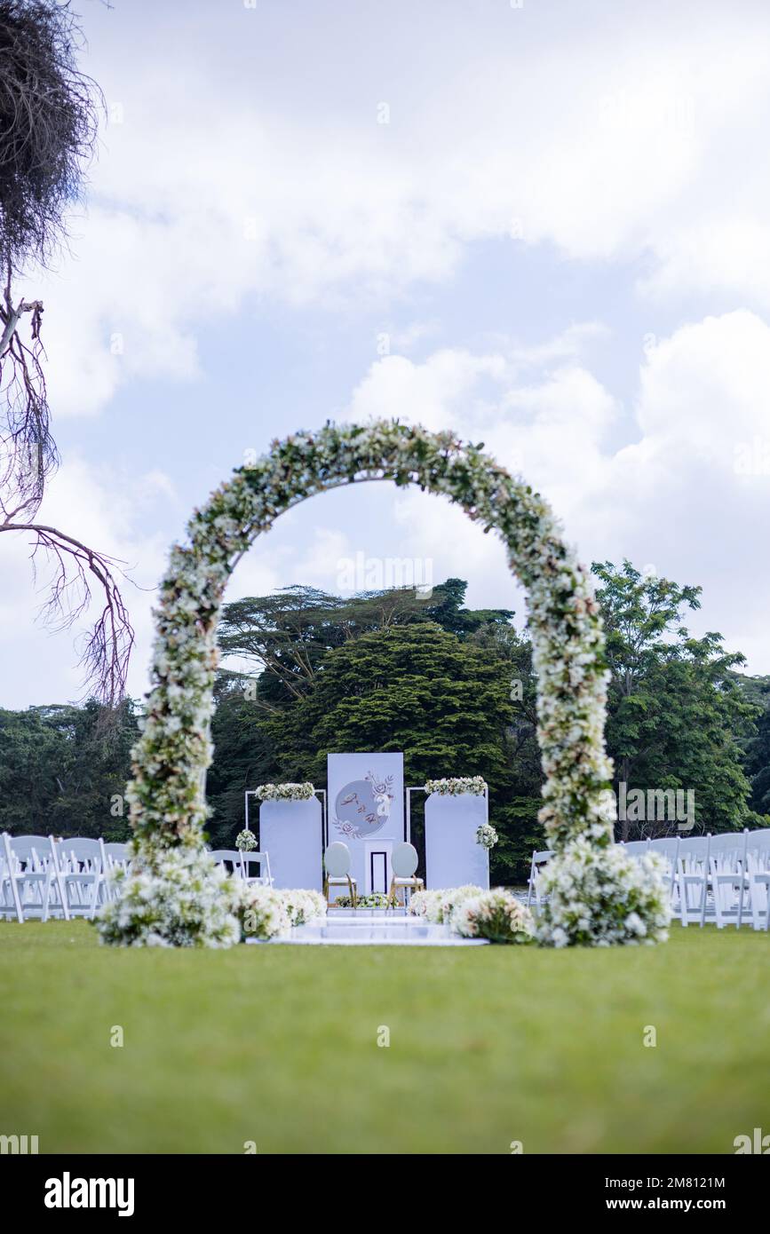 Kenia Hochzeit Bilder Einrichtung Rigs Zubehör Details Essen Hochzeitskleid Kleider Paar Braut Ringe Schuhe draußen drinnen wild Bushepic Stockfoto