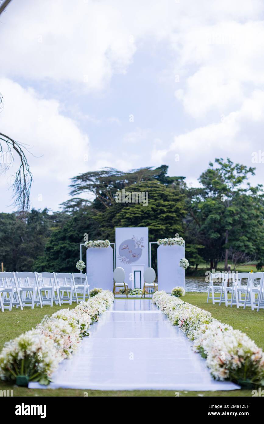 Kenia Hochzeit Bilder Einrichtung Rigs Zubehör Details Essen Hochzeitskleid Kleider Paar Braut Ringe Schuhe draußen drinnen wild Bushepic Stockfoto