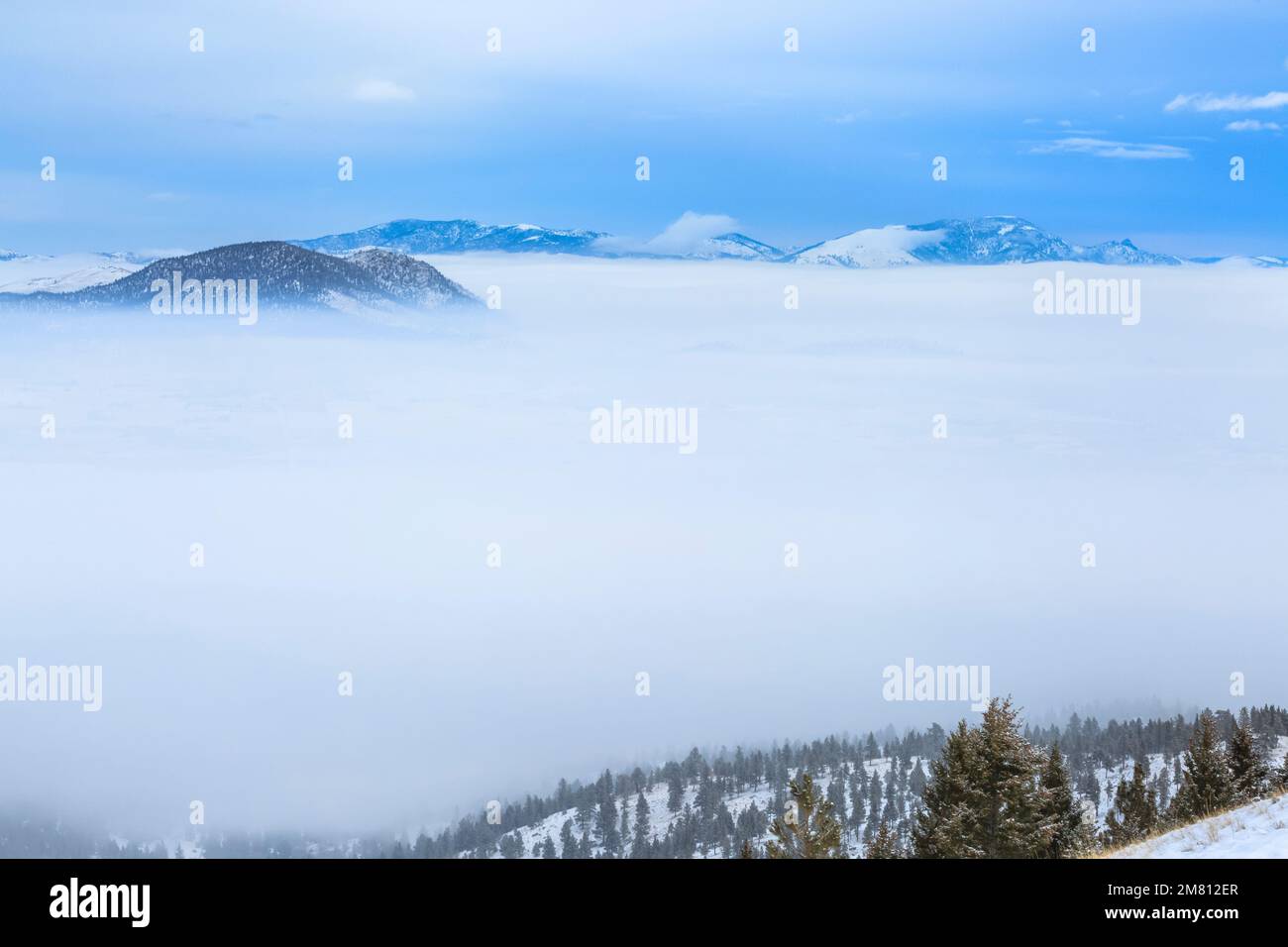 Dichter Winternebel im helena-Tal und weit entfernter schlafender Riesenberg mit Blick vom helena-Berg in helena, montana Stockfoto