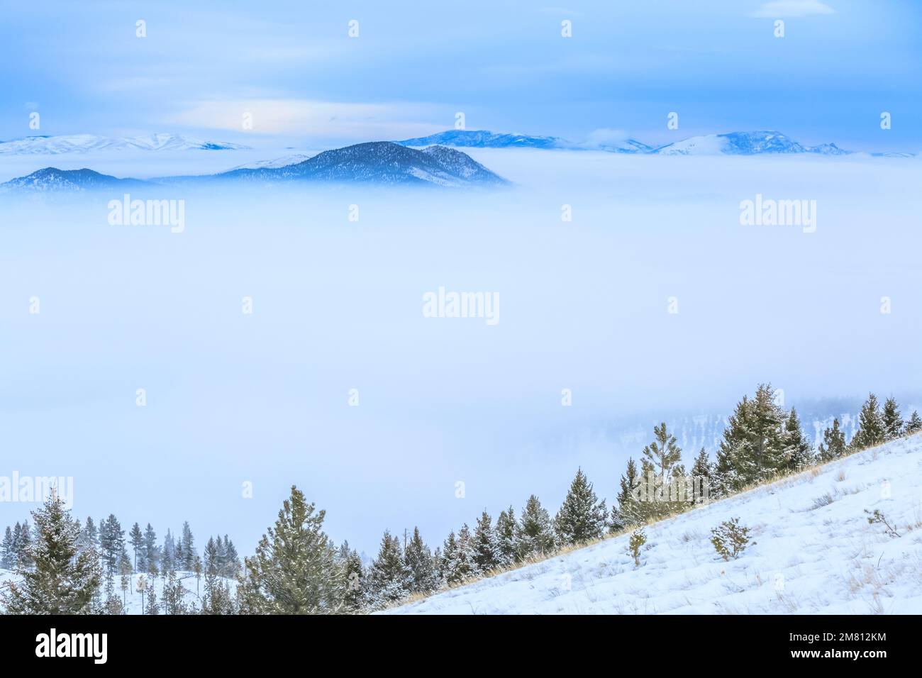 Dichter Winternebel im helena-Tal und weit entfernter schlafender Riesenberg mit Blick vom helena-Berg in helena, montana Stockfoto