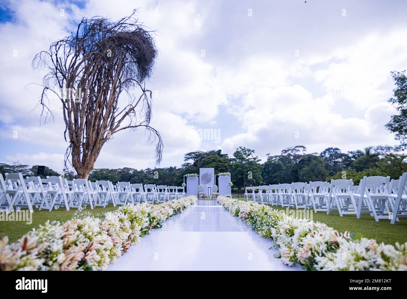 Kenia Hochzeit Bilder Einrichtung Rigs Zubehör Details Essen Hochzeitskleid Kleider Paar Braut Ringe Schuhe draußen drinnen wild Bushepic Stockfoto