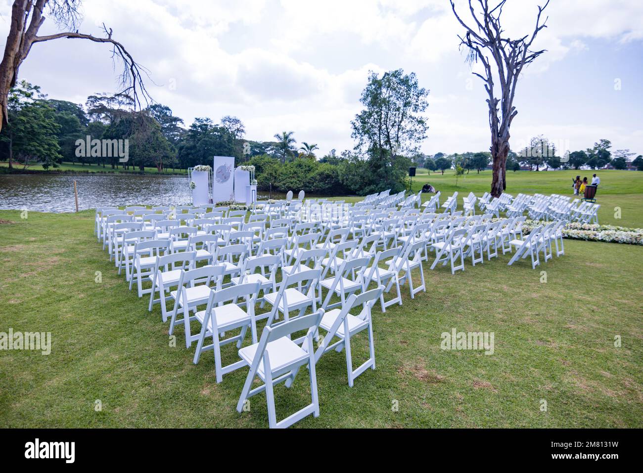 Kenia Hochzeit Bilder Einrichtung Rigs Zubehör Details Essen Hochzeitskleid Kleider Paar Braut Ringe Schuhe draußen drinnen wild Bushepic Stockfoto