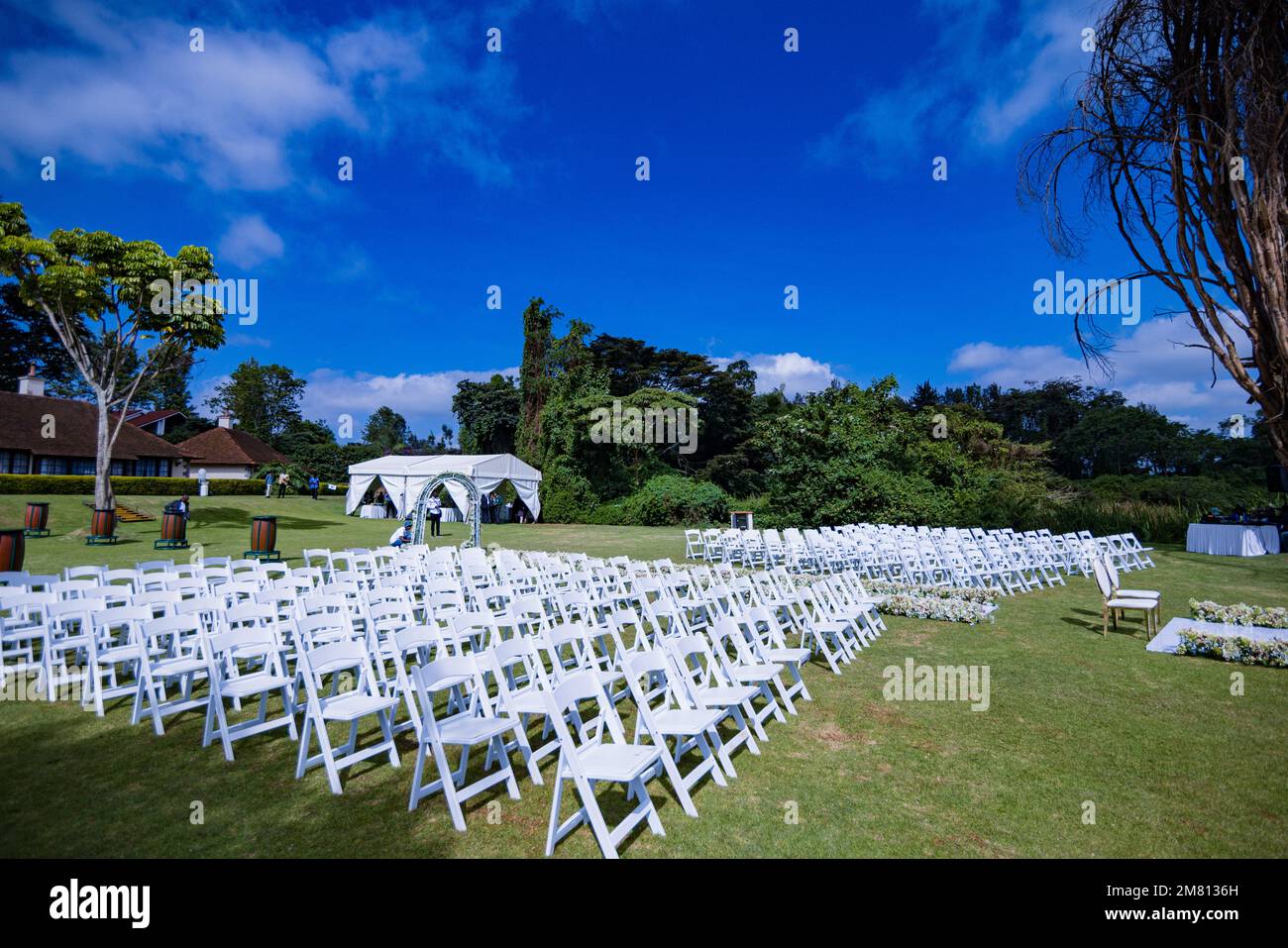 Kenia Hochzeit Bilder Einrichtung Rigs Zubehör Details Essen Hochzeitskleid Kleider Paar Braut Ringe Schuhe draußen drinnen wild Bushepic Stockfoto