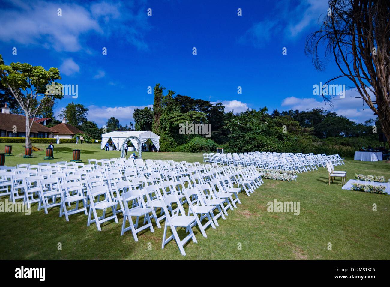 Kenia Hochzeit Bilder Einrichtung Rigs Zubehör Details Essen Hochzeitskleid Kleider Paar Braut Ringe Schuhe draußen drinnen wild Bushepic Stockfoto